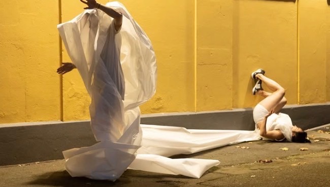 3. Regina Graber & Sivlie Xing Chen Coocooning, 2020, Performance, Foto: Live-Performance, Tanzfragmente Olten, 2020