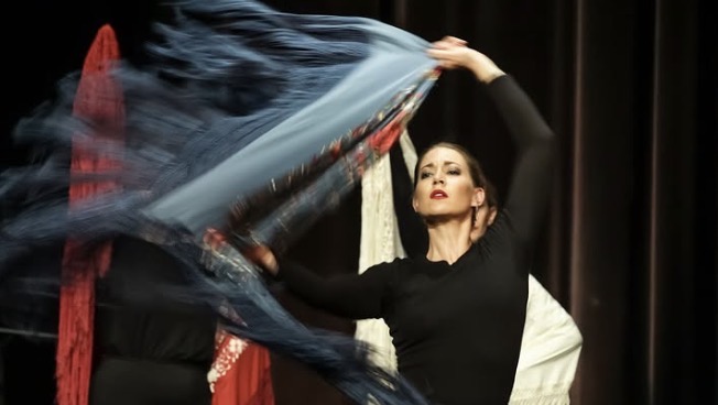 2. Ladina Bucher und ihre Flamenco Tanzcompagnie ALPHA-un homenaje a Enrique Morente ©Ladina Bucher (evtl. nicht so gut oder?) 2.2 Ladina Bucher, bei TanzInDieZukunft, Olten, 2022 Foto: Yolanda Ludwig